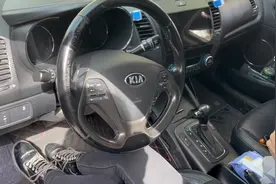 起亚K3。原车磨损，直接缝一条专用手缝方向盘套视频封面