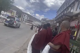 近距离接触：第十一世年轻的班禅额尔德尼确吉杰布大师视频封面