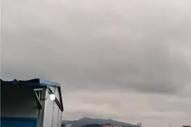 天空惊现一道黑云密布视频封面