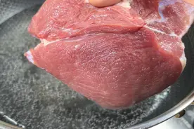 把猪肉放进滚烫的开水中，出锅瞬间变成一道特色美食，好吃又解馋视频封面