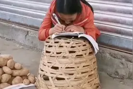 小女孩路边写作业背后的心酸视频封面