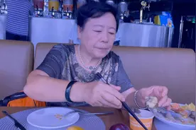 今天来上海东方明珠里面267米高的空中旋转餐厅就餐，美滴很！视频封面