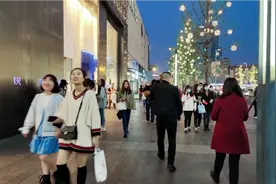 实拍成都春熙路，繁华热闹美女如云，与重庆解放碑谁实力更强？视频封面