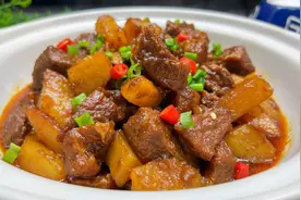 快过年了，教你年夜饭必备菜土豆炖牛肉做法，入口即化，太香了