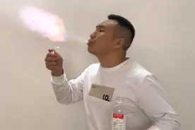 亲身尝试用嘴含酒精喷火的实验，惊险刺激，电视里演的都是真的