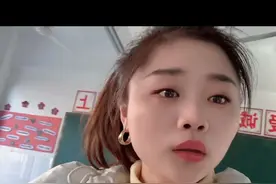 起早贪黑 打工仔  一天画八幅黑板报 越努力越幸运