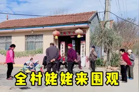 三胞胎被全村姥姥围观，宝宝们直接被看懵，羞答答的样子乐坏众人视频封面