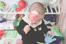 十一个月的宝宝为什么总是拿东西锤头？还拿头撞墙？在练铁头功？视频封面