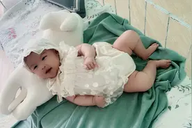 小鹿带宝宝拍百天照，场景好美，糖果也配合，手机出片都好看呀！视频封面