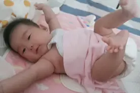 两个月零六天的宝宝 睡醒了就伸胳膊蹬腿的 你们的宝宝也是吗？视频封面