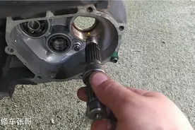 踏板摩托车出现这两种情况，肯定是后轮轴承有问题，车友一定注意视频封面