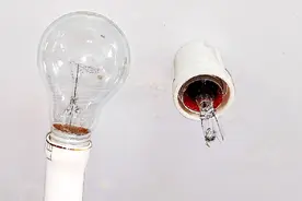 灯泡玻璃球完全碎裂，螺纹卡在灯头里拧不出来怎么办？其实很简单