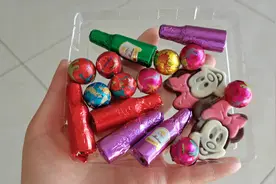 来吃点什么呢？先吃一个酒瓶形状巧克力视频封面