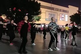 最嗨广场舞《心头肉》看帅哥舞，你们心动吗？视频封面