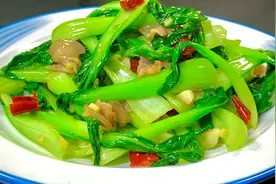 炒小白菜时怎样才不变色不出水，掌握这个技巧，颜色翠绿又脆爽！视频封面