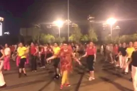 一群中国阿姨广场舞《巴比伦河》引来外国网友700万次围观！视频封面