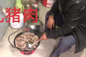 现在一只二十多斤重的猪娃一百元，当地人买回吃乳猪肉香嫩可口视频封面