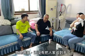 爸爸问小二相亲的进展，妈妈说了什么，爸爸直接拿出一千元给小二视频封面