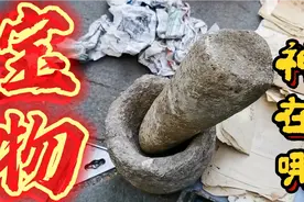 古玩市场地摊奇葩摊主拿出稀奇“宝物”很多人没见过，快来看看！视频封面