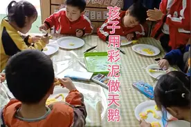 幼儿园孩子认真用彩泥创作天鹅画画，锻炼孩子动手能力和想象力。视频封面