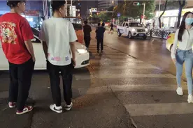 直男第一次出来搭讪加美女微信，大家觉得能不能成功？