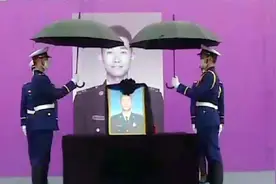 万惠文烈士英魂入故土 妻子在墓前痛哭久久不离去视频封面