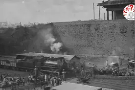 清朝铁路意外直击：铁路设计时速30公里，火车出轨车厢散架...