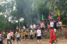 海南民间习俗“公祖上身”穿杖