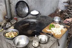 湖北农村柴火灶炒菜视频封面