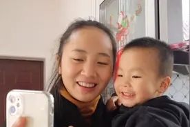 宝妈在娘家过春节，意外收到秋天爷爷红包，外婆的做法让人感动视频封面