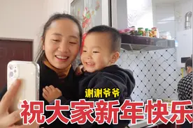 宝妈在娘家过春节，意外收到秋天爷爷红包，外婆的做法让人感动视频封面