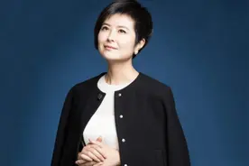 2015年，张泉灵疑似肺癌从央视辞职，瞒着老公给一个二混子147万视频封面