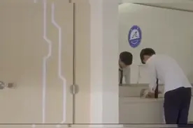 王俊凯受伤，发现伤口透蓝光，才知道自己是AI。视频封面