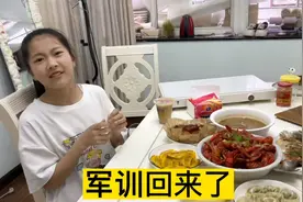 小艾军训5天回来又黑又瘦，舅妈特意来家做她爱吃的补身体，真好视频封面