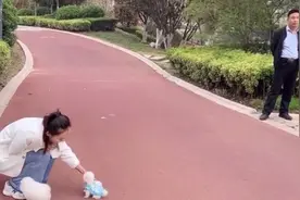 小博美刚放地上就蹲下求抱抱，耍赖一步都不想走，路人都看呆了视频封面