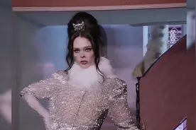 超模Coco Rocha可可·罗恰走秀，气势不能输视频封面