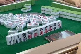 红中百变，看老板娘如何连胡三把中红中的，牛人打麻将就是牛。视频封面