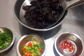 家庭炒黑木耳难入味！看了厨师全
程操作才知道这么回事！收藏！视频封面