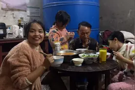 让花甲吐沙佳佳以为花甲死了，原来没死，炒好后芯芯静静抢着吃视频封面