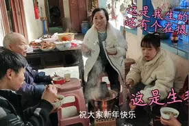 回家吃团圆饭，玉儿帮妈妈备菜，大刚陪老爸吹牛，孩子们也没闲着视频封面