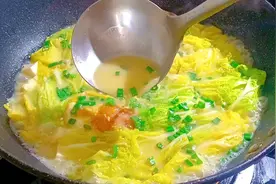 白菜豆腐汤怎么做才好吃？原来诀窍在这里，天冷煮一锅真过瘾！视频封面