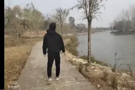 父母不在了，湖南小伙漫无目的流浪在公园视频封面