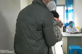 从出生就开始长湿疹，每天全身抠，本以为好了，结果冬天又严重了视频封面