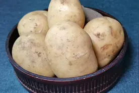 保存土豆原来这么简单，撒上一把，就算放一年不发芽也不变绿