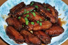 可乐鸡翅，地道家常做法，步骤简单美味可口！上桌抢着吃