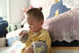 一周半的宝宝醒了就把鼻喷怼鼻子里，乖极了视频封面