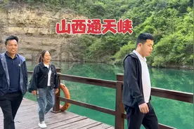 和公婆旅行，惹的儿媳哈哈笑：游山玩水很开心！一到高处就眼晕！视频封面