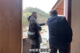 90后夫妻骑行西藏，被雨困住无法骑行的一天，和工地大叔唠唠嗑