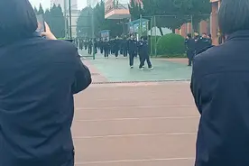 警校生日常，走路队了，你们的学校有这样吗?关注支持一下呀视频封面