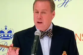 阿伟的老婆从电话里听到了很多不该听到话，以为自己的头上长草了视频封面